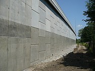 Obrázok oporného múru z betónových panelov na diaľnici D 47