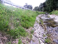 Obrázok trvalej protieróznej ochrany brehov potoka