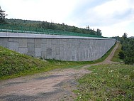 Obrázok oporné múry z panelov na úseku Chomutov-Křímov