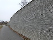 Obrázok oporné múry na prieťahu Bučovicami 