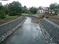 Obrázok oporných múr ako ochrany brehov potoka