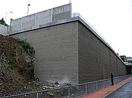 Obrázok oporného múru v areáli obchodného centra