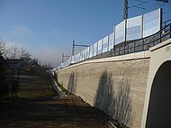 Obrázok oporné steny železničného koridoru