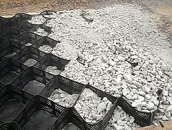 Do geobuněk Geomacell lze použít různý výplňový materiál, ať už se jedná o kamenivo nebo zeminu