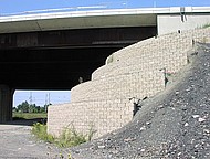 Obrázok mostné opory s lícom z betónových tvaroviek 