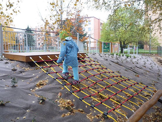 Přírodní ekotextilie slouží jako ochranná vrstva proti růstu plevele