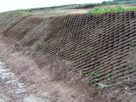 Geobunky Geomacell využívame ako stabilizačný vrstvu podkladových vrstiev a podložia, erózii