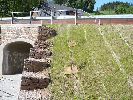 Jutová rohož je geotextilie z rozložitelného materiálu pro zpevnění svahů proti vlivům eroze