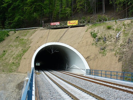 Geotextilie z kokosu pro protierozní ochranu strmých svahů u železnic pro zazelenění opěrných zdí