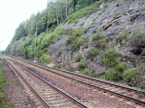 Geomanet SAR je ocelová síť používaná v protierozní ochraně skalních stěn přes sesuvy