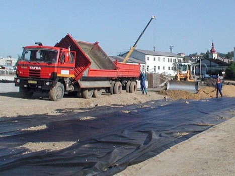 Geomatex TST W lze použít jako separační vrstvu do dopravních staveb s předpokladem většího zatížení