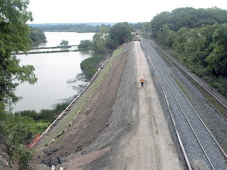 Geomříže využíváme jako výztuž u opěrných stěn vedle vozovek a železničních tratí pro zpevnění půdy