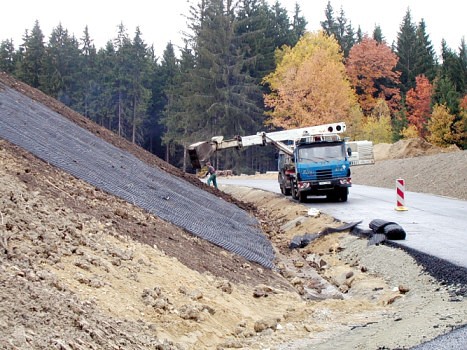 Trinter je georohož, která zajišťuje ochranu povrchové vrstvy svahu různých délek a sklonů