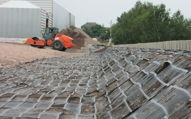 Oporná stena obchodného centra Olympia v Plzni