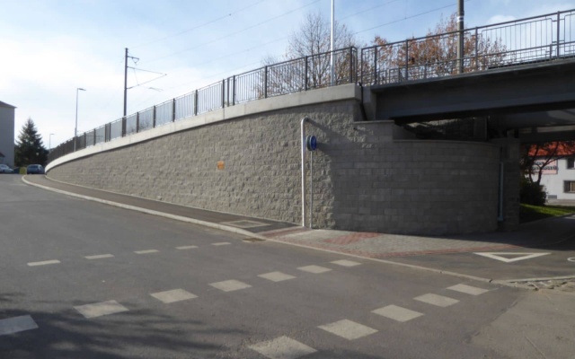 Oporný múr lávky na železničnej trati Tábor – Bechyně