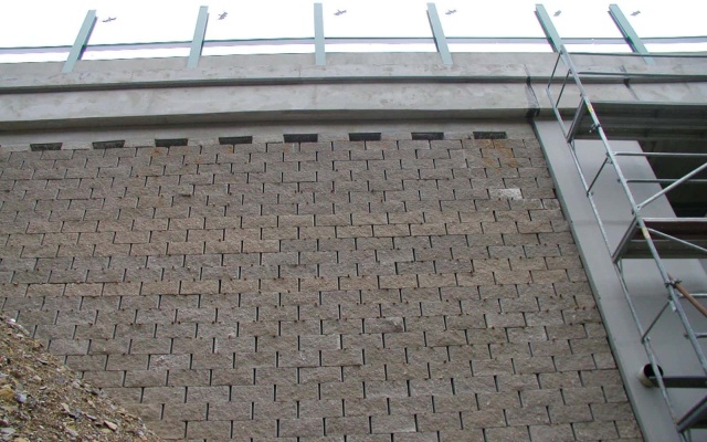 Oporný múr na železničnej trati Třebovice-Rudoltice