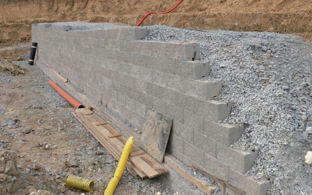 Oporná konštrukcia pre založenie obchodného domu v Boskoviciach