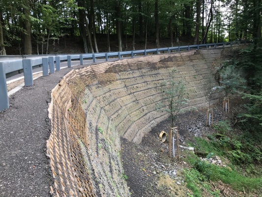 Troskovice, Cesta III/28115, strmý svah z vystuženej zeminy