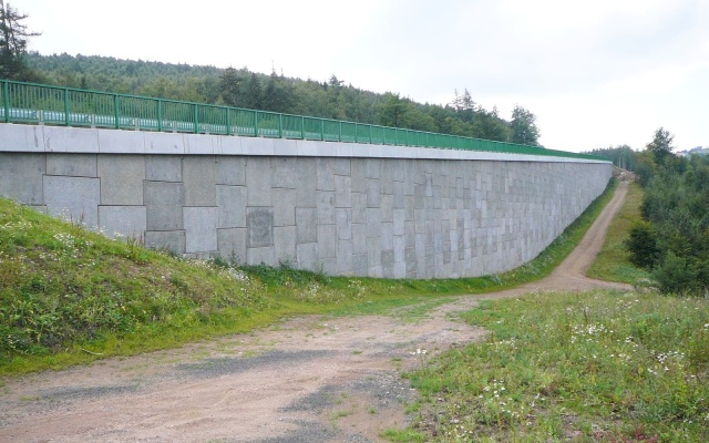 Oporný múr z veľkoplošných panelov na preložke cesty I/7 Chomutov – Křimov