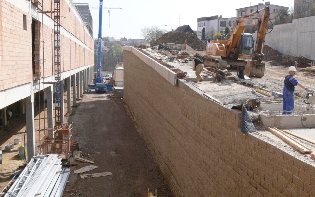 Oporný múr v areáli obchodného centra v Jihlave
