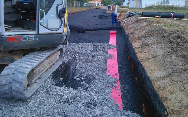 Zosilnenie podkladovej vrstvy komunikácie pri Šebetove