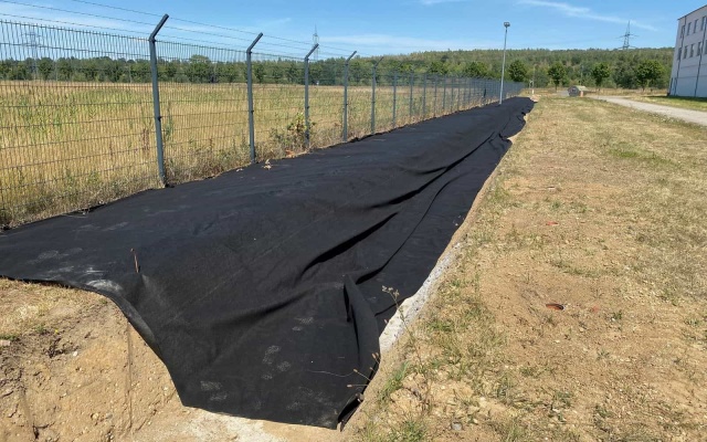 Separácia kameniva a zeminy vo vsakovacom priekope