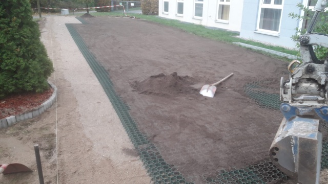 Rozšírenie parkovacích plôch pomocou zatrávňovacích dlaždíc