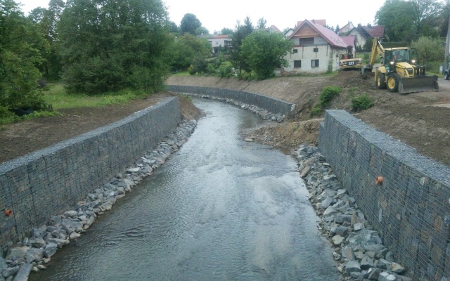 Oprava koryta potoka po povodniach pomocou gabiónových múrov v Závišicích
