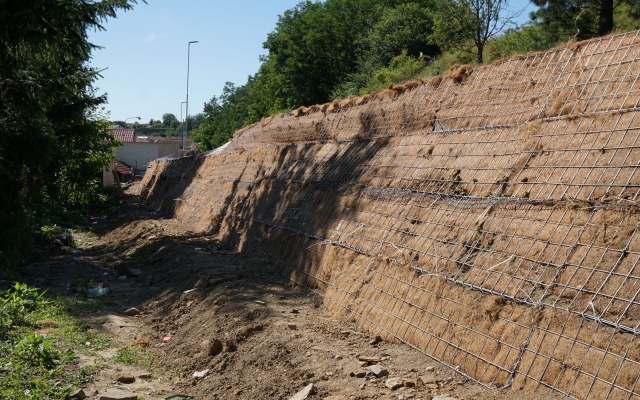 Jemnice, vystužený svah pod cestou