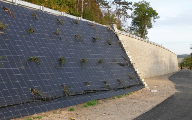 Oporné múry zo systému z vystuženej zeminy s lícom z drobných betónových tvaroviek a vystužené strmé svahy v Bučoviciach