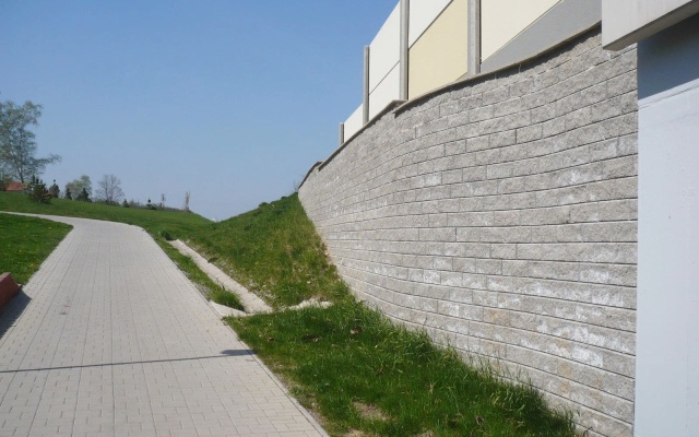 Oporné múry zo systému z vystuženej zeminy vo Chvaleticích