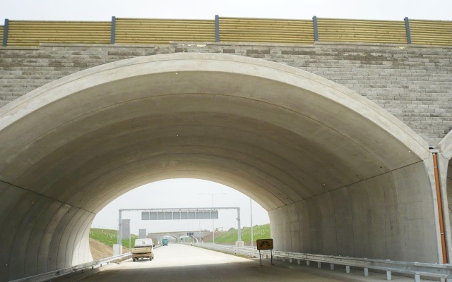 Ekodukty na cestnom okruhu okolo Prahy na úseku medzi Vestcom a Lahovicami