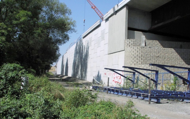 Oporný múr z veľkoplošných panelov v Ostrave (u Zeleniny)