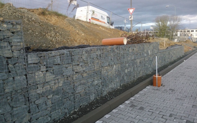 Gabiónový múr v areáli firmy Mercedes, Brno