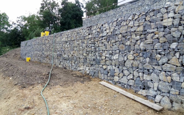 Řícmanice, oporné múry na vyrovnanie pozemku vo svahu