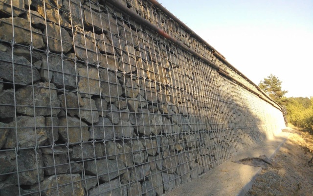 Lelekovice, nadstavba múru