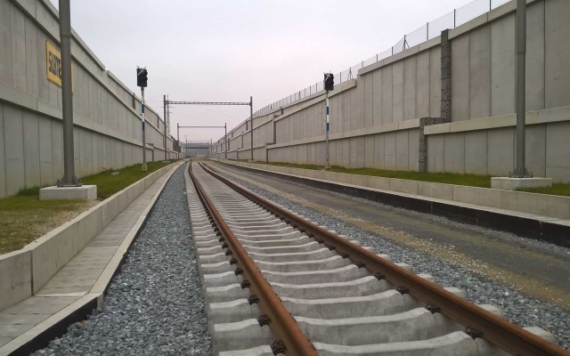 Výstavba vystužených oporných múrov v rámci modernizácie železnice na trati Rokycany Plzeň