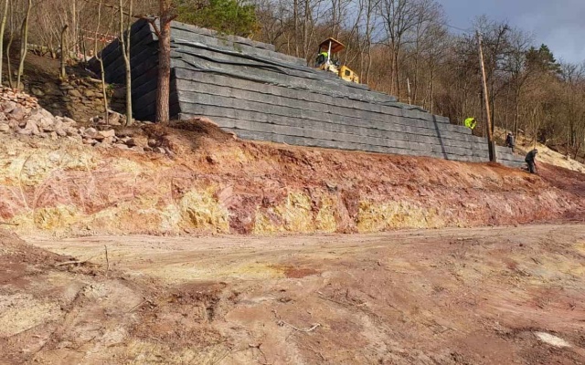 Realizácia zjazdu na strmý pozemok v Kadani