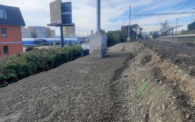 Praha - Rajská zahrada – vystužená oporná konštrukcia pod nástupišťom