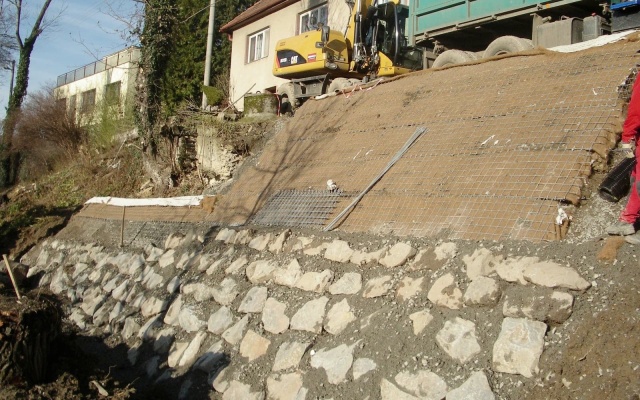 Sanácia zosuvu obecnej komunikácie v Louce pri Ostrohu