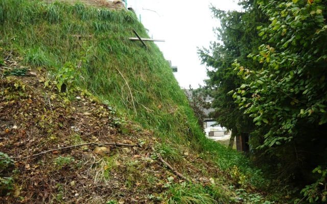 Rozšírenie manipulačnej plochy v Dolanoch pri Kladne pomocou vystuženého strmého svahu