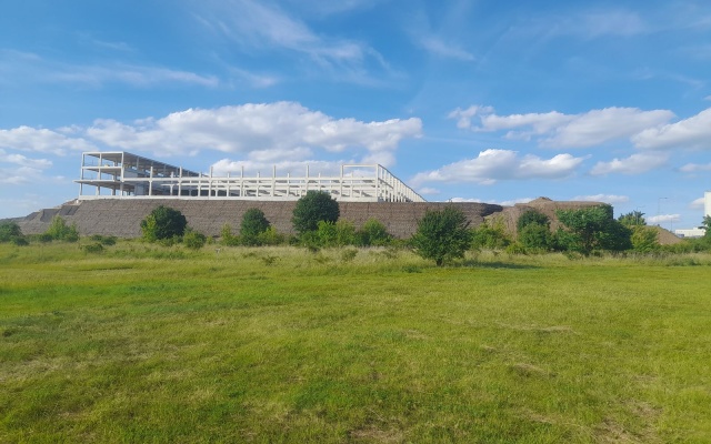 Strmý svah na hranici pozemku – technologické centrum Švédske šance