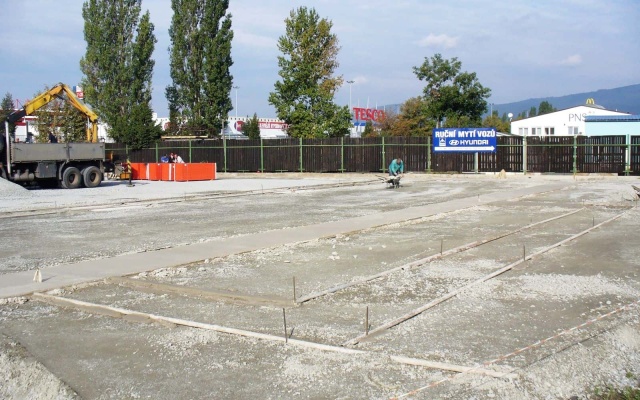 Založení haly na podmáčeném území pomocí roznášecí platformy s geomřížemi Tensar