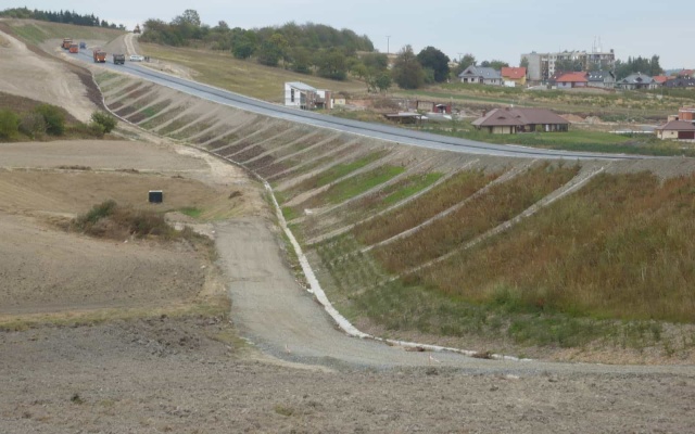 Vystužený sendvičový násyp na ceste II/236 v Lánech