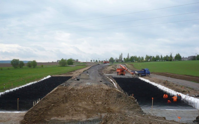 Založenie novo budovaného násypu rekonštruovanej cesty II/405 Příseka–Brtnice