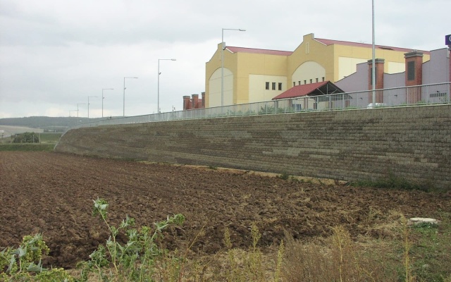 Oporná stena obchodného centra Olympia v Plzni