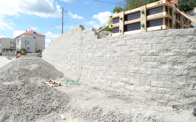 Oporný múr lávky na železničnej trati Tábor – Bechyně