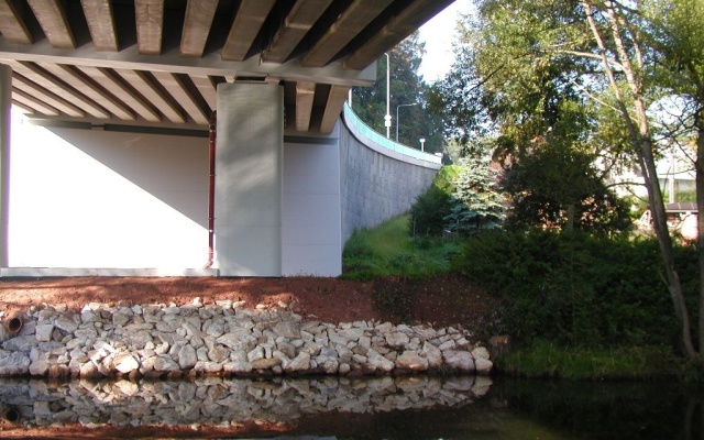 Mostná opora a oporná stena na preložce cesty I/16 v Vestřev - Chotěvice