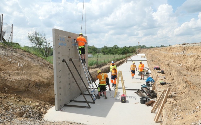 Oporný múr z vystuženej zeminy s lícom veľkoplošných panelov na trati vo Vlkove pri Tišnove