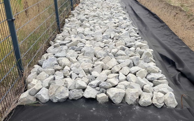 Separácia kameniva a zeminy vo vsakovacom priekope